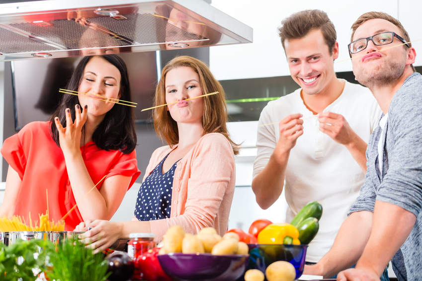 Mit Freunden kochen - Foto: S-Kzenon, Fotolia