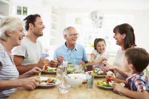 Drei Generationen einer Familie am Mittagstisch