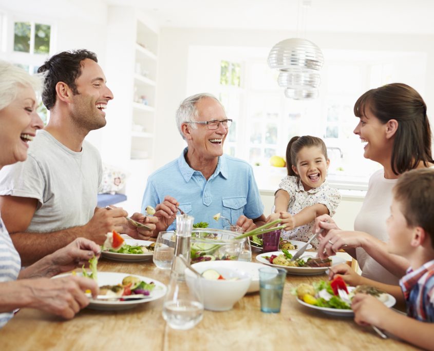 Drei Generationen einer Familie am Mittagstisch